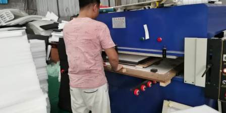 Kitchen sponge scouring pad hydraulic pressing cutting making machine