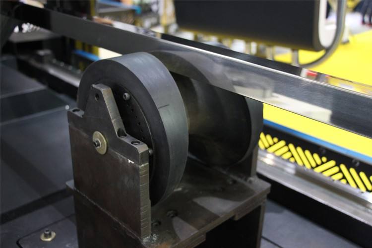 High quality professional laser cutter 6m length automatic metal steel pipe tube fiber laser cutting machine in australia