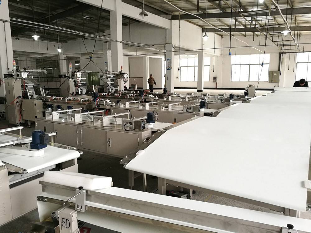 High Quality Multiple Function All-in-one FULL SERVO BOX-MOTION Flow Pack Packaging Machine For Bakery Bread, Cake