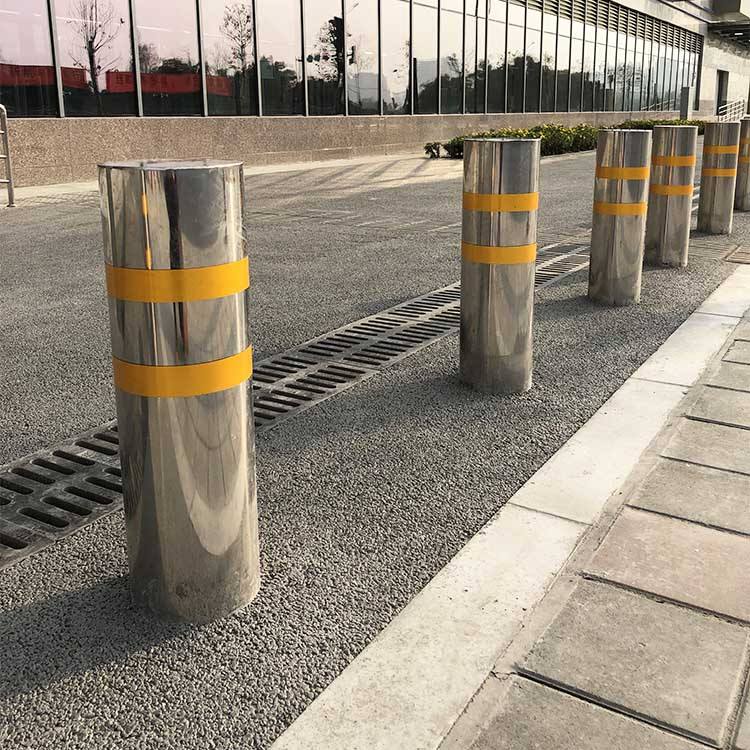 Hairline Finish SS304 SS316 Fixed Street Traffic Bollard With Hook for Chains Flexible Protection Road Bollards