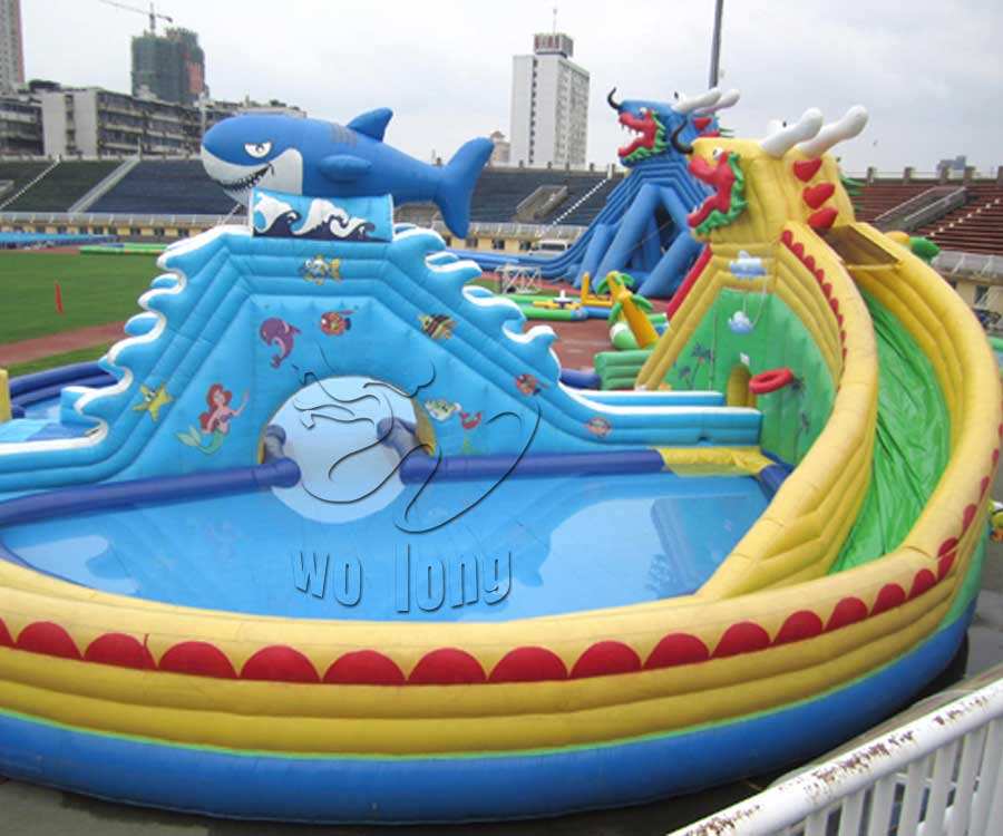 Large adult water slide for water park