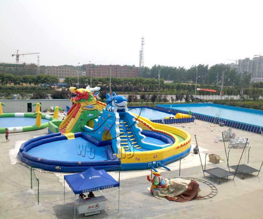 Large adult water slide for water park
