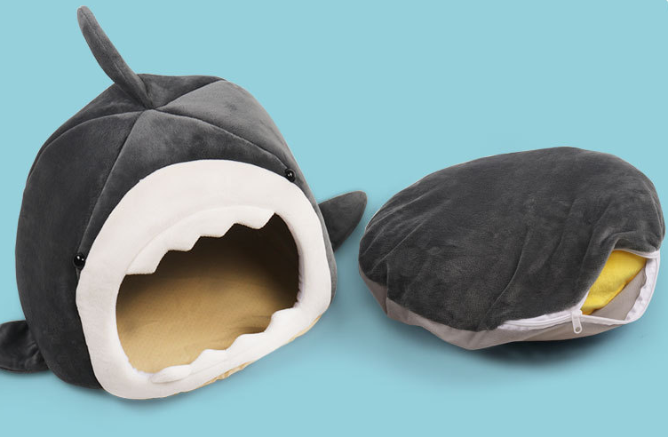 2021 new design cute inclosed portable cat shape pet bed felt sharked pet small fluffy cat caves